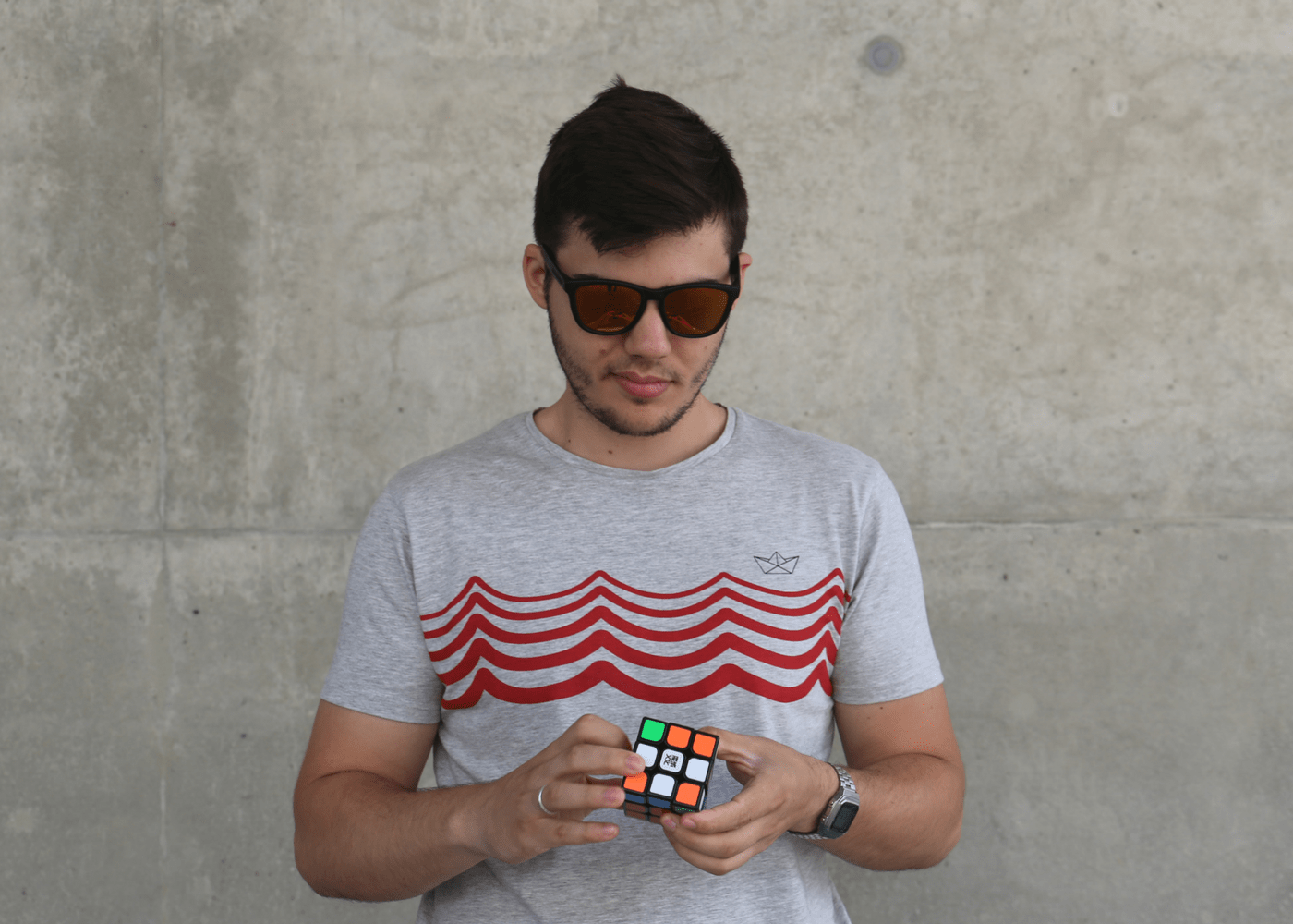 Alberto with sunglasses with a rubik's cube in his hands